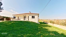 Maison familiale rénovée – 5 chambres – Jardin avec plan d’eau – Secteur Vonnas