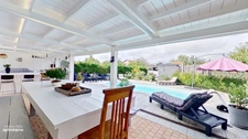 Grande maison avec piscine, cuisine d'été et espaces de vie exceptionnels.
