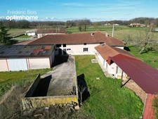 Entre Mâcon et Bourg en Bresse : ancienne ferme grandes superficies et plus de 15 500 m de terrain 