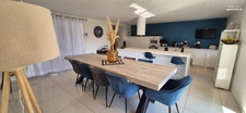 Maison rénovée avec charme et volumes – Vie de village et confort moderne