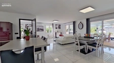 Grande maison avec piscine, cuisine d'été et espaces de vie exceptionnels.