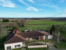 Entre Mâcon et Bourg en Bresse : ancienne ferme grandes superficies et plus de 15 500 m de terrain 