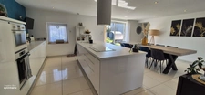 Maison rénovée avec charme et volumes – Vie de village et confort moderne