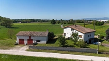 Maison avec grands volumes et fort potentiel sur Grièges – Terrain de plus de 4 000 m²