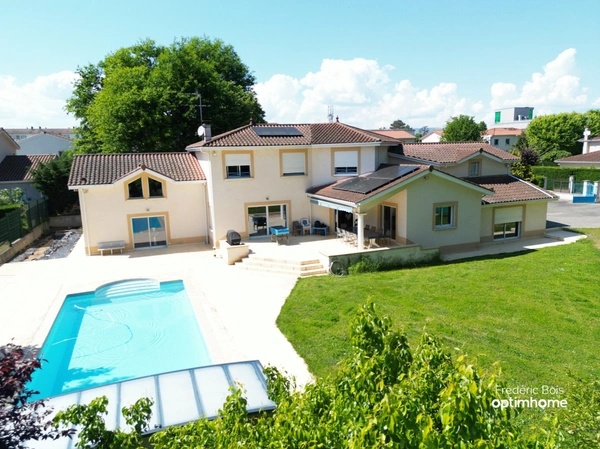 Une villa aux volumes rares au cœur de Belleville – Un cadre privilégié à moins de 30 minutes de Lyon