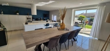 Maison rénovée avec charme et volumes – Vie de village et confort moderne