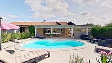 Grande maison avec piscine, cuisine d'été et espaces de vie exceptionnels.