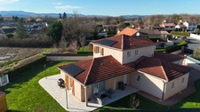 Maison familiale 4 chambres centre Grièges sur joli terrain clos 