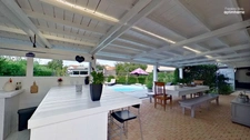 Grande maison avec piscine, cuisine d'été et espaces de vie exceptionnels.
