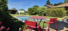Maison ancienne rénovée avec charme – terrain paysagé, piscine et annexes