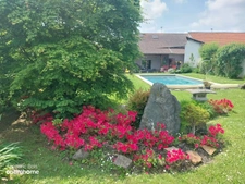 Maison ancienne rénovée avec charme – terrain paysagé, piscine et annexes
