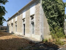 En Charente, à seulement 12 minutes du centre-ville d’Angoulême et de la Gare TGV découvrez cette belle propriété charentaise située à CHAMPNIERS 