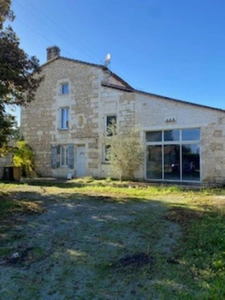Belle maison en pierres, à finir de rénover, de 234 m2 habitables, 2 pigeonniers à rénover, hangar et dépendances 