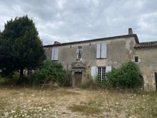 Magnifique corps de ferme, en pierres, à rénover, proche du bourg de Vindelle 