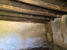 BIEN SOUS COMPROMIS.Ancien corps de ferme à 15 mn d'Angoulême, dans un cadre de nature, aux portes de la Dordogne