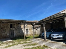 BIEN SOUS COMPROMIS.Ancien corps de ferme à 15 mn d'Angoulême, dans un cadre de nature, aux portes de la Dordogne