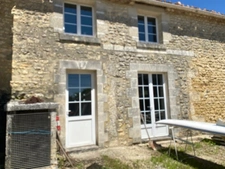 Corps d’ancienne ferme, en pierres, de 350 m2, à aménager, avec maisonnette attenante prête à habiter 
