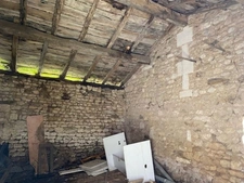 BIEN SOUS COMPROMIS.Ancien corps de ferme à 15 mn d'Angoulême, dans un cadre de nature, aux portes de la Dordogne
