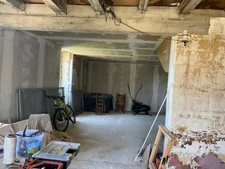 Corps d’ancienne ferme, en pierres, de 350 m2, à aménager, avec maisonnette attenante prête à habiter 