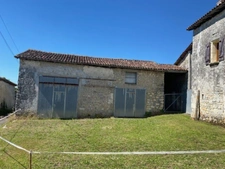 Granges en pierres aménageables en habitation, à Blanzaguet Saint-Cybard (16320), réseaux au pied du bâtiment 