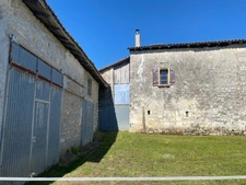 Granges en pierres aménageables en habitation, à Blanzaguet Saint-Cybard (16320), réseaux au pied du bâtiment 