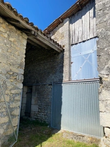 Granges en pierres aménageables en habitation, à Blanzaguet Saint-Cybard (16320), réseaux au pied du bâtiment 