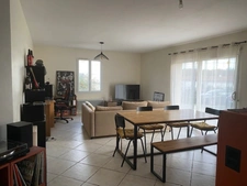  SERS (16) Maison à vendre, récente, de plain pied, avec belle pièce de vie et trois chambres 