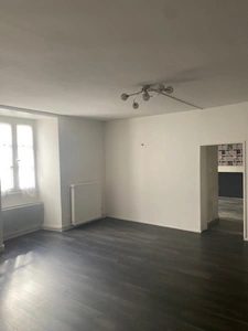 Au cœur du village de Marthon, Bâtiment en pierres, ancien commerce, bar pizza,  avec logement au dessus 