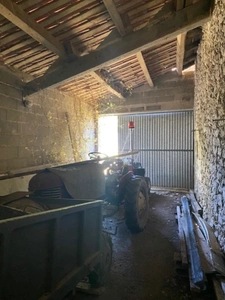 Granges en pierres aménageables en habitation, à Blanzaguet Saint-Cybard (16320), réseaux au pied du bâtiment 
