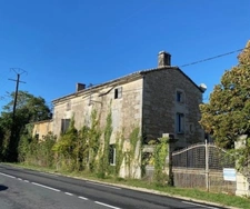 Belle maison en pierres, à finir de rénover, de 234 m2 habitables, 2 pigeonniers à rénover, hangar et dépendances 