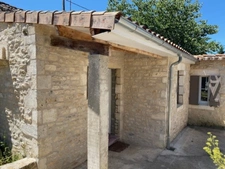Corps d’ancienne ferme, en pierres, de 350 m2, à aménager, avec maisonnette attenante prête à habiter 