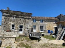 Corps d’ancienne ferme, en pierres, de 350 m2, à aménager, avec maisonnette attenante prête à habiter 