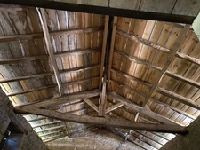 BIEN SOUS COMPROMIS.Ancien corps de ferme à 15 mn d'Angoulême, dans un cadre de nature, aux portes de la Dordogne