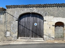 Corps d’ancienne ferme, en pierres, de 350 m2, à aménager, avec maisonnette attenante prête à habiter 