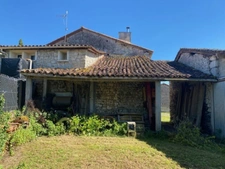 Granges en pierres aménageables en habitation, à Blanzaguet Saint-Cybard (16320), réseaux au pied du bâtiment 