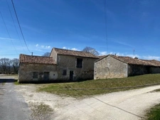 BIEN SOUS COMPROMIS.Ancien corps de ferme à 15 mn d'Angoulême, dans un cadre de nature, aux portes de la Dordogne