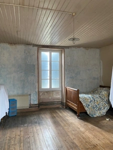 Magnifique corps de ferme, en pierres, à rénover, proche du bourg de Vindelle 