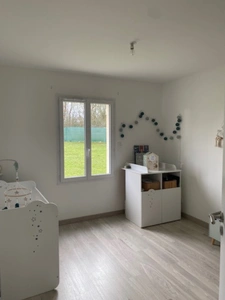 SOUS OFFRE maison contemporaine, basse consommation, classée A, chauffage par le sol avec pompe à Chaleur. Terrain entièrement clôturé