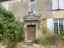 Magnifique corps de ferme, en pierres, à rénover, proche du bourg de Vindelle 