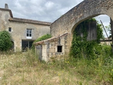 Magnifique corps de ferme, en pierres, à rénover, proche du bourg de Vindelle 