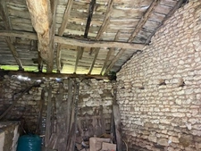 BIEN SOUS COMPROMIS.Ancien corps de ferme à 15 mn d'Angoulême, dans un cadre de nature, aux portes de la Dordogne