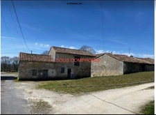 BIEN SOUS COMPROMIS.Ancien corps de ferme à 15 mn d'Angoulême, dans un cadre de nature, aux portes de la Dordogne