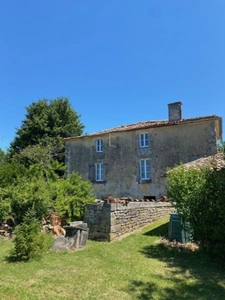 Corps d’ancienne ferme, en pierres, de 350 m2, à aménager, avec maisonnette attenante prête à habiter 