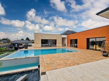 Villa d’Architecte d’Exception Morlaas-Vue Majestueuse sur les Pyrénées-Piscine à débordement-plain pied
