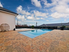 Villa d’Architecte d’Exception Morlaas-Vue Majestueuse sur les Pyrénées-Piscine à débordement-plain pied