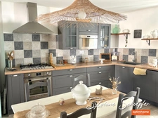Maison de ville pleine de charme avec grand extérieur et garage, à 3 km de Grignan