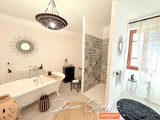 Maison de ville pleine de charme avec grand extérieur et garage, à 3 km de Grignan