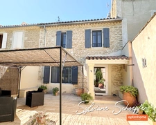 Maison de ville pleine de charme avec grand extérieur et garage, à 3 km de Grignan