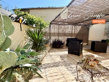 Maison de ville pleine de charme avec grand extérieur et garage, à 3 km de Grignan
