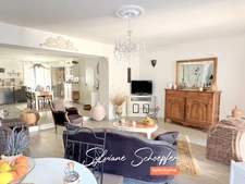 Maison de ville pleine de charme avec grand extérieur et garage, à 3 km de Grignan
